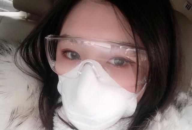 女孩复工后第一次化妆，为保护口罩仅画半张脸