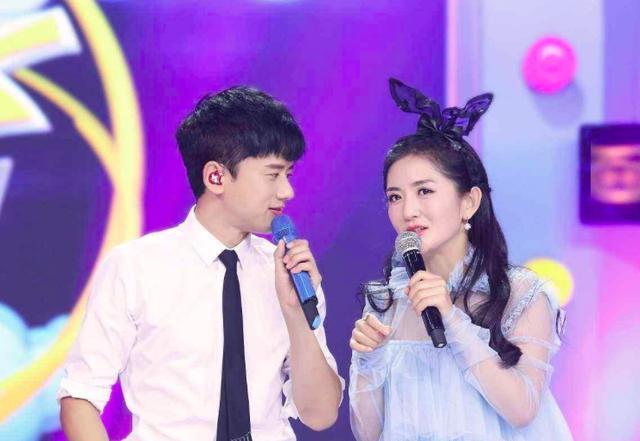 谢娜出席活动穿了条星空裙，这次的她用心打扮了起来，美成了仙女
