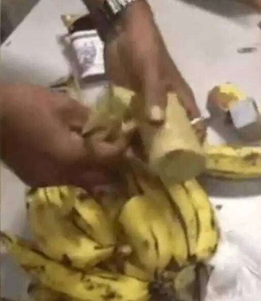 男子市场买香蕉,发现其中一根有异样,剥开看清后乐坏了