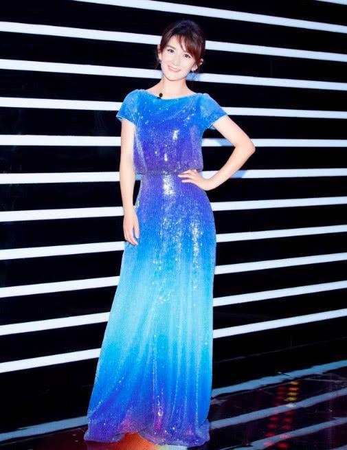 谢娜出席活动穿了条星空裙，这次的她用心打扮了起来，美成了仙女