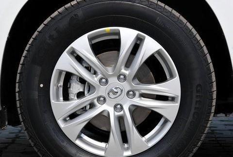 新车跑了7000km了，前车胎刮了一下，烂了个小口，该怎么办？