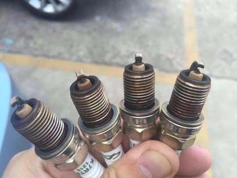 火花塞需要更换时，汽车会发出三次提醒