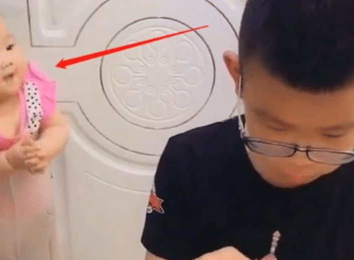 “坏舅舅”带娃火了!为玩游戏将外甥女“封印”