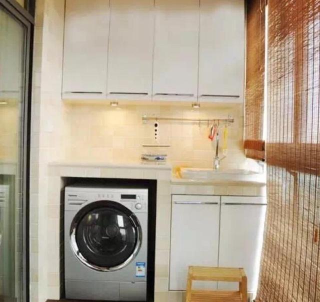 阳台安装洗衣机,洗手台也要装上,能让我们的生活更加便利