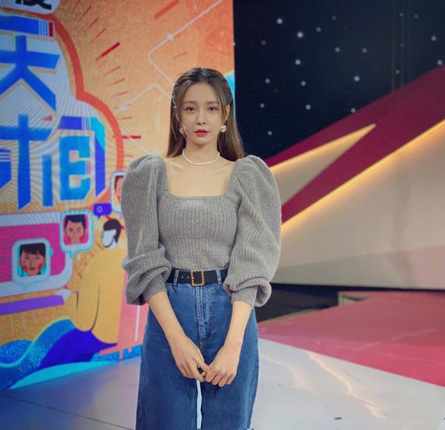 沈梦辰综艺新穿搭美得像公主，方领大显雪白肤色，性感锁骨太撩人