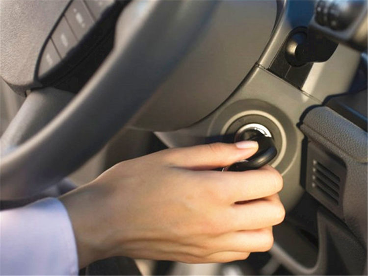 汽车发出3个信号时，赶紧更换火花塞，晚了就得大修发动机了！