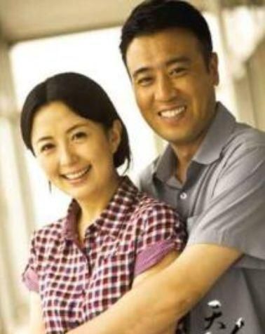 于和伟在圈中也是一个老戏骨,跟媳妇宋林静成婚多年了.
