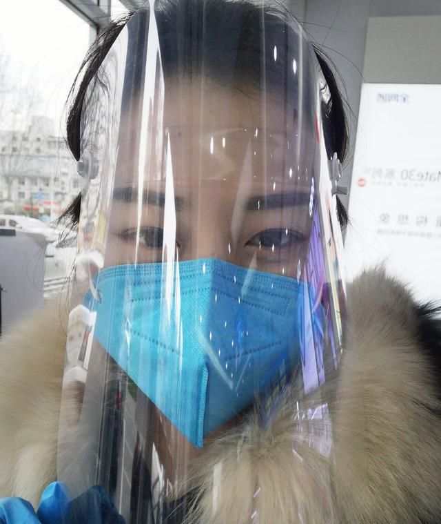 女孩复工后第一次化妆，为保护口罩仅画半张脸