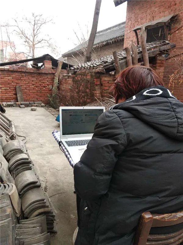 女子天天在墙角“蹭网”, 被人“偷拍”后火了!