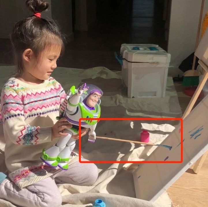 陈冠希3岁女儿太给爸长脸!用玩具笔画出大师作品,绘画天赋惊人 陈冠希3岁女儿太给爸长脸!用玩具笔画出大师作品,绘画天赋惊人