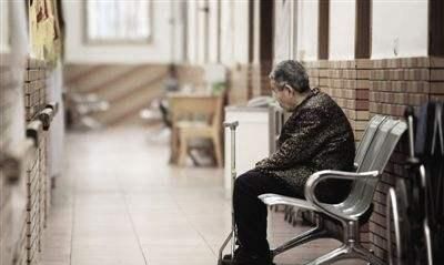 7旬老人被送养老院,一儿一女却无人养老,大女儿:谁拿钱谁养