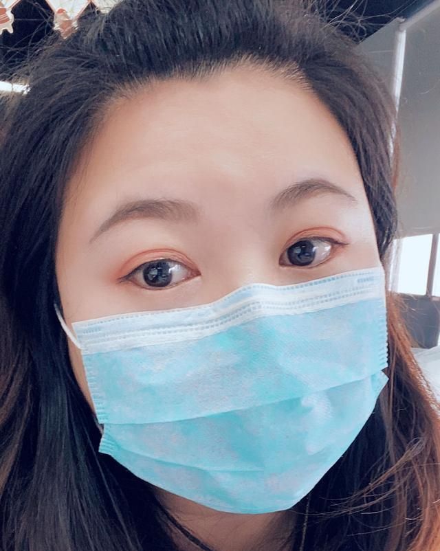 女孩复工后第一次化妆，为保护口罩仅画半张脸