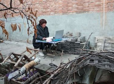 女子天天在墙角“蹭网”, 被人“偷拍”后火了!