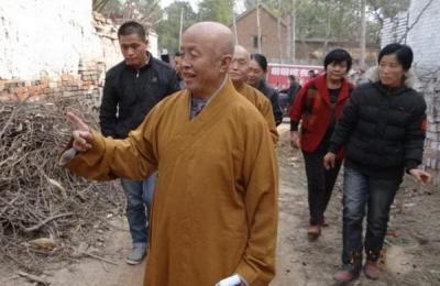 男子挖地时顺手打死一条小蛇，一年后才得知原来他打死的不是蛇
