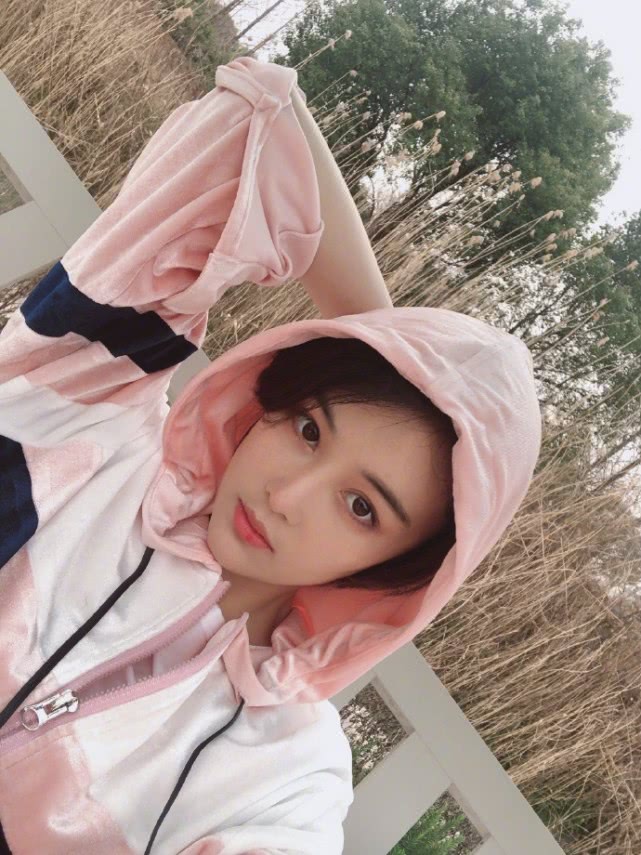 张馨予自曝体重后喊话要减肥，晒短发美照自嘲发型像“京巴狗狗”