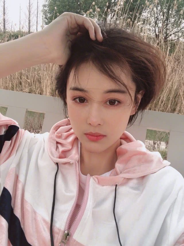 张馨予自曝体重后喊话要减肥，晒短发美照自嘲发型像“京巴狗狗”