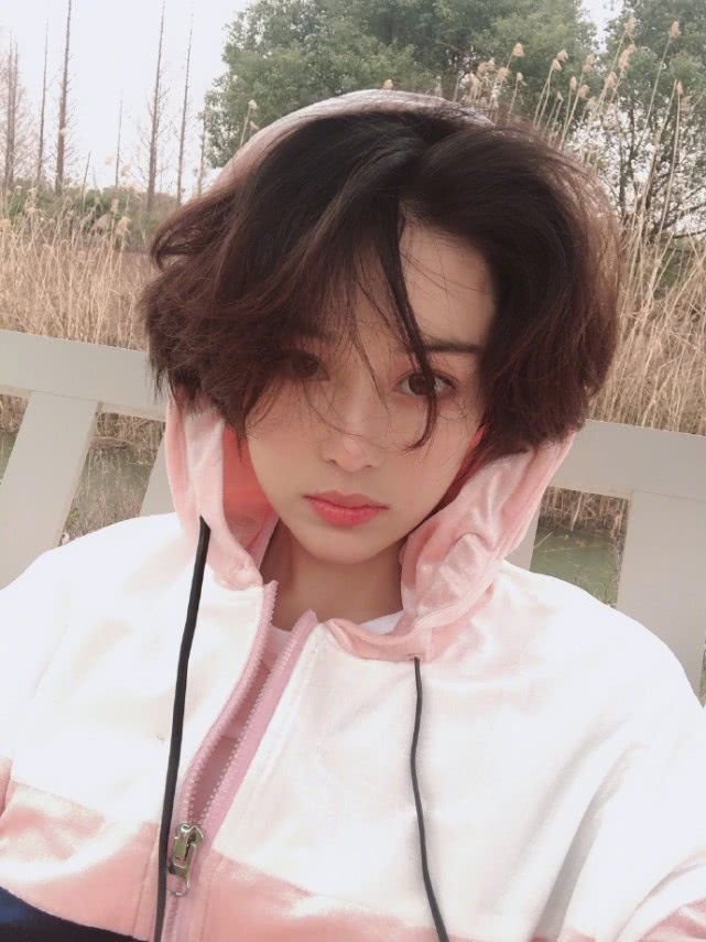 张馨予自曝体重后喊话要减肥，晒短发美照自嘲发型像“京巴狗狗”
