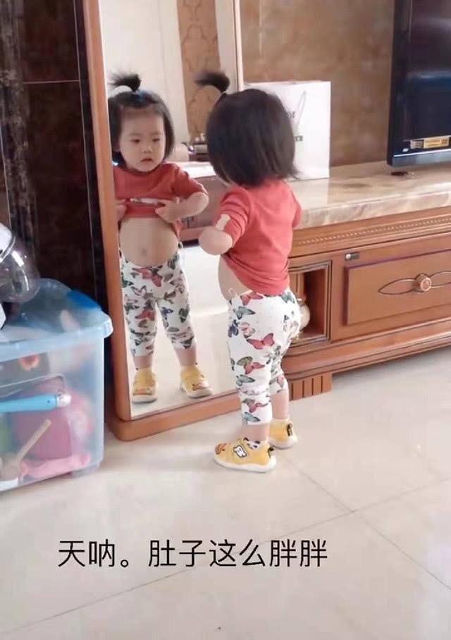 宝宝照镜子看自己胖了,撩起衣服拍拍肚子,网友:减肥本人没错了
