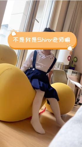 叶一茜公布森碟身高：只有158cm！吴京儿子翘二郎腿看电视引爆笑