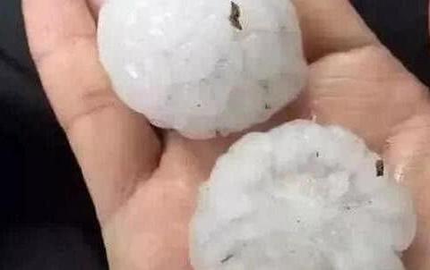 突如其来的一场冰雹让汽车被砸成“艺术品”，车主：保险能解决？