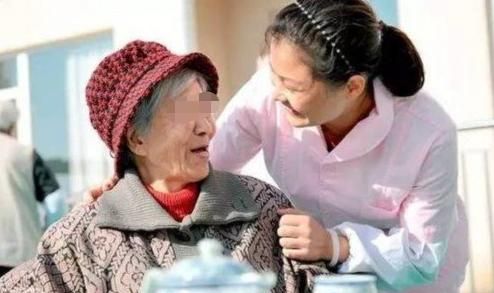 7旬老人被送养老院,一儿一女却无人养老,大女儿:谁拿钱谁养