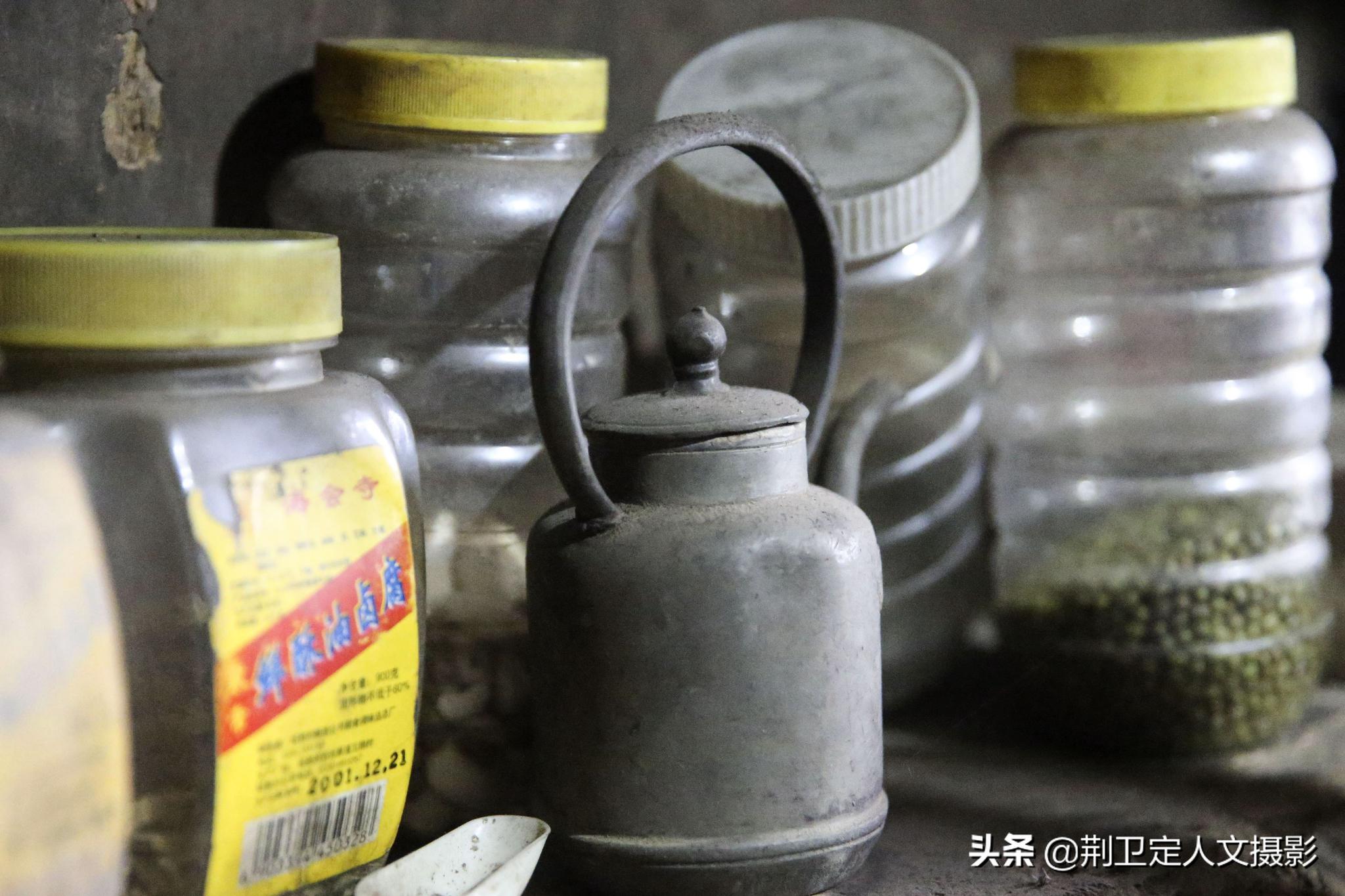 无人机在黄土大山发现1户人家,离婚老人独居20年,看活成啥样
