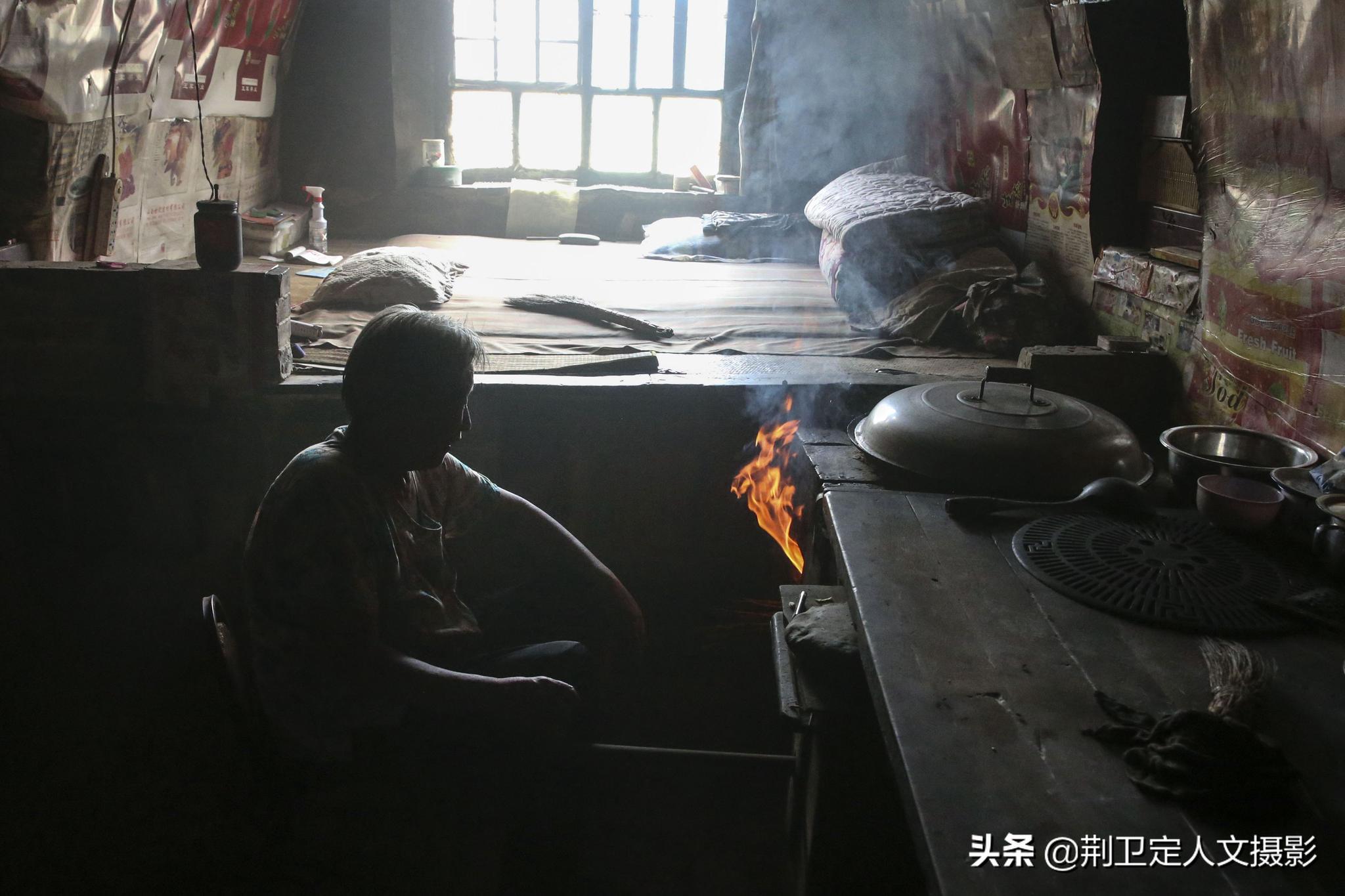 无人机在黄土大山发现1户人家,离婚老人独居20年,看活成啥样