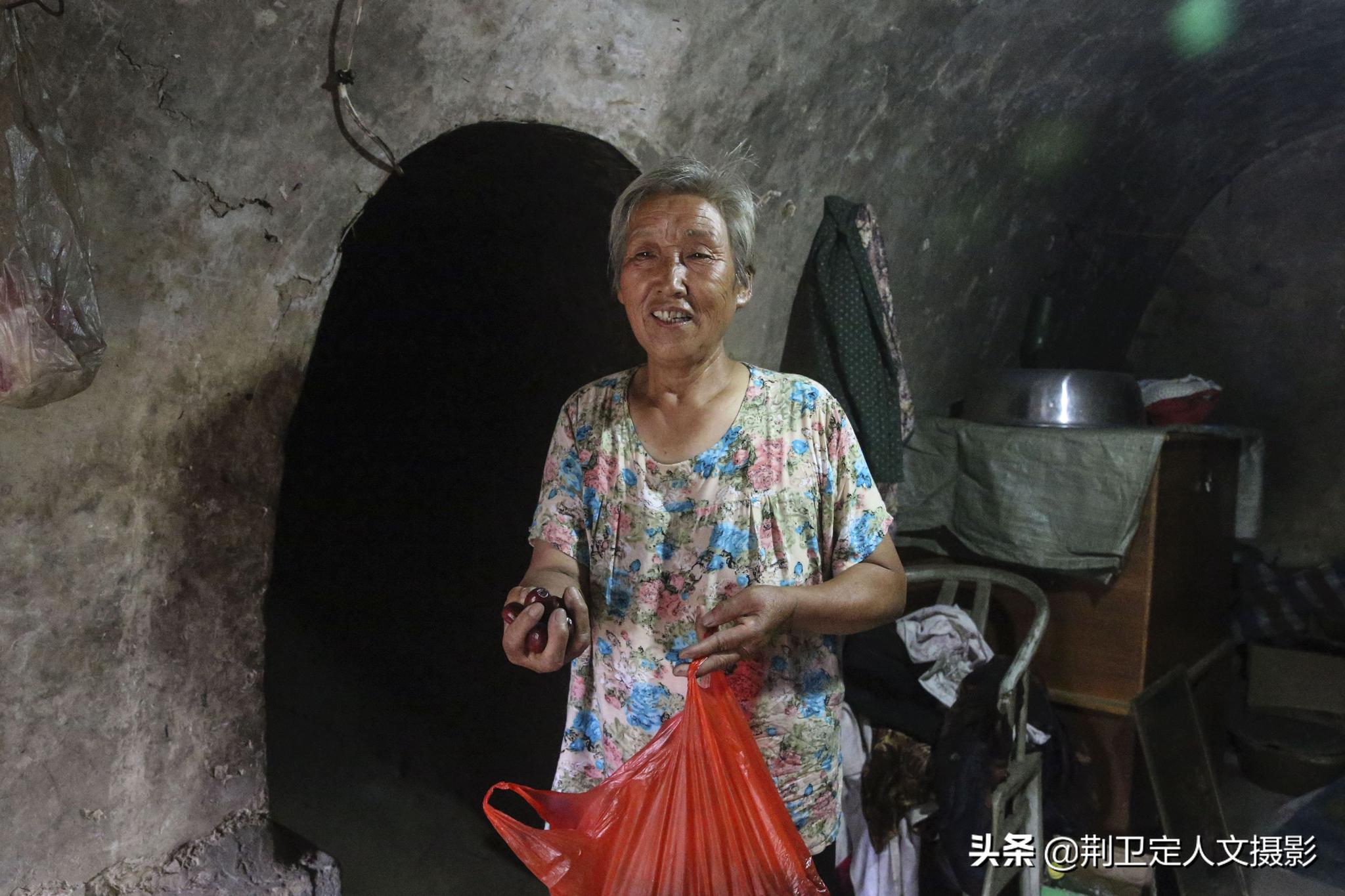 无人机在黄土大山发现1户人家,离婚老人独居20年,看活成啥样