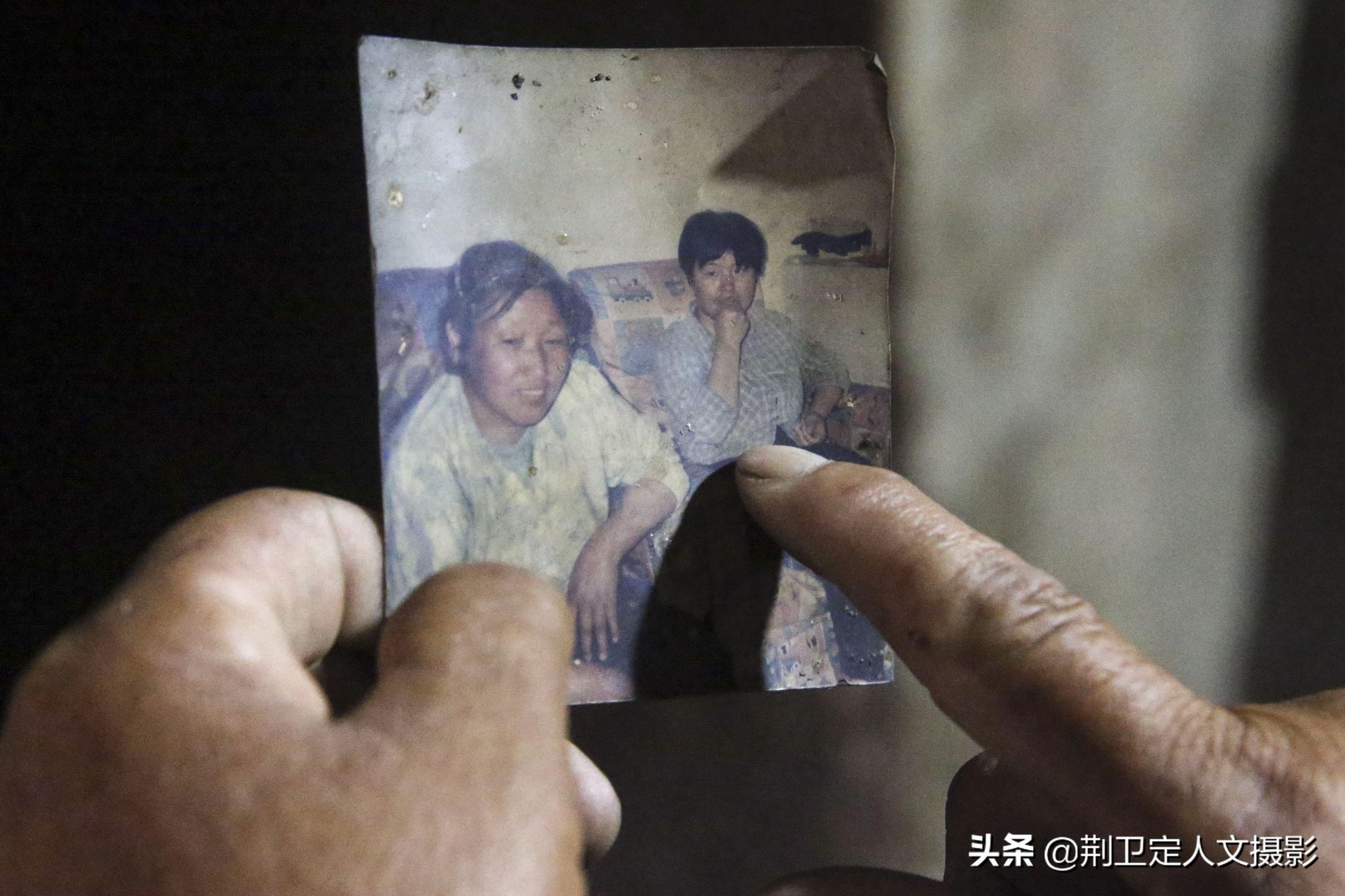 无人机在黄土大山发现1户人家,离婚老人独居20年,看活成啥样