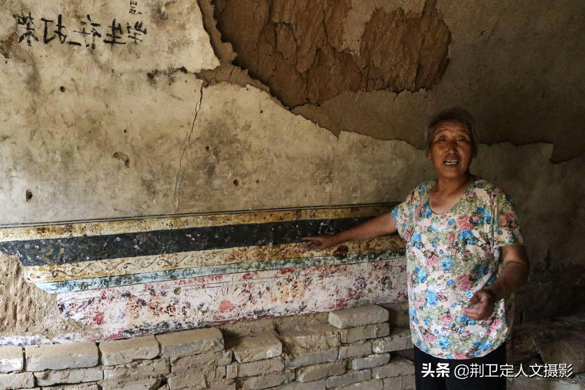 无人机在黄土大山发现1户人家,离婚老人独居20年,看活成啥样