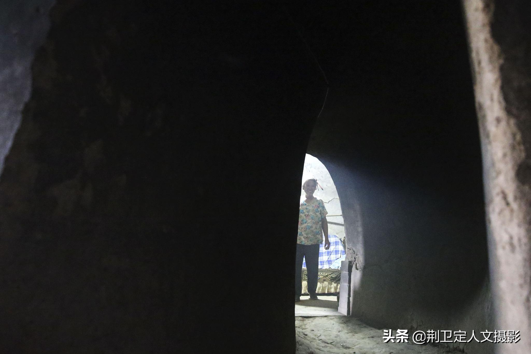 无人机在黄土大山发现1户人家,离婚老人独居20年,看活成啥样