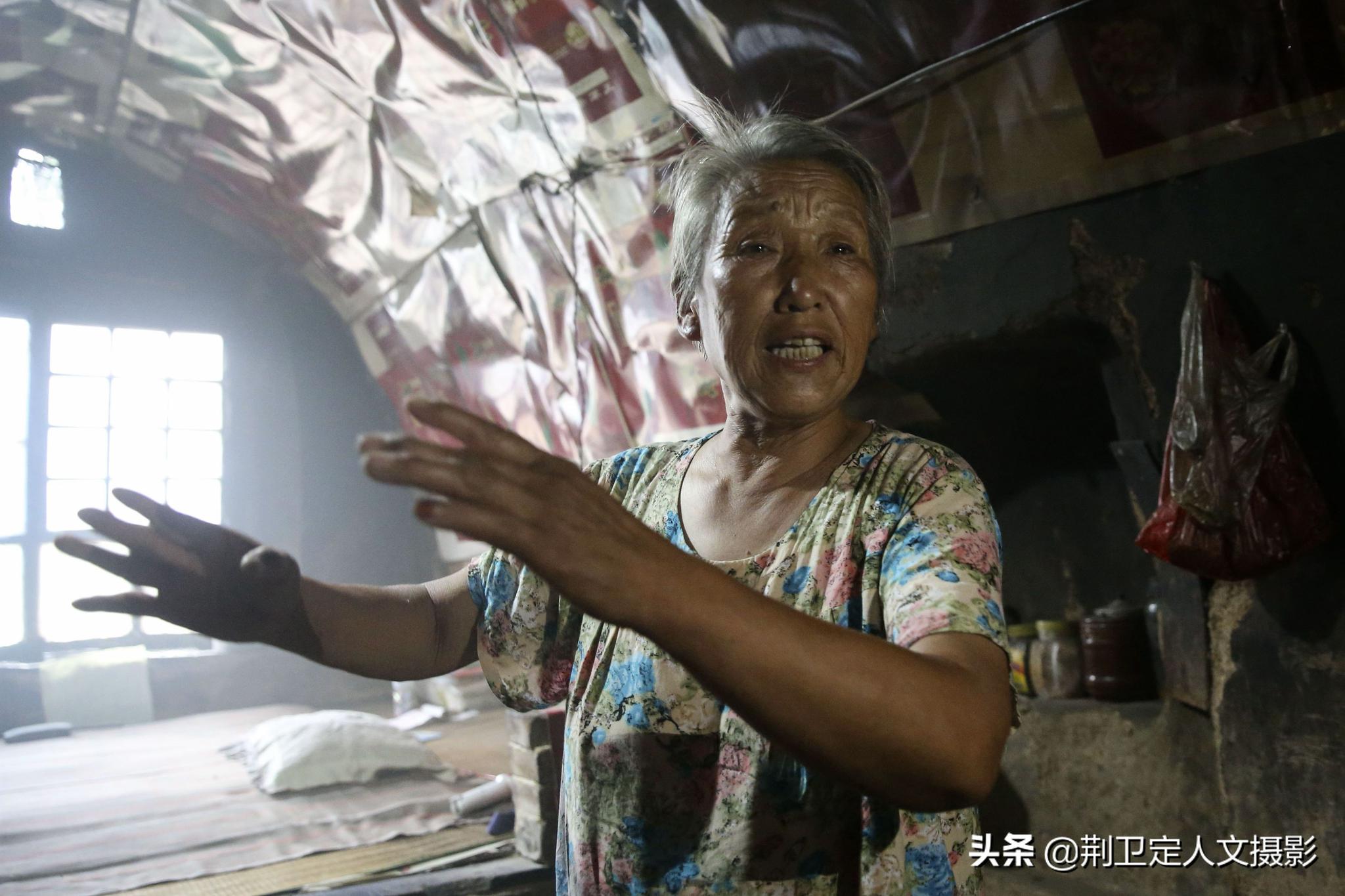 无人机在黄土大山发现1户人家,离婚老人独居20年,看活成啥样