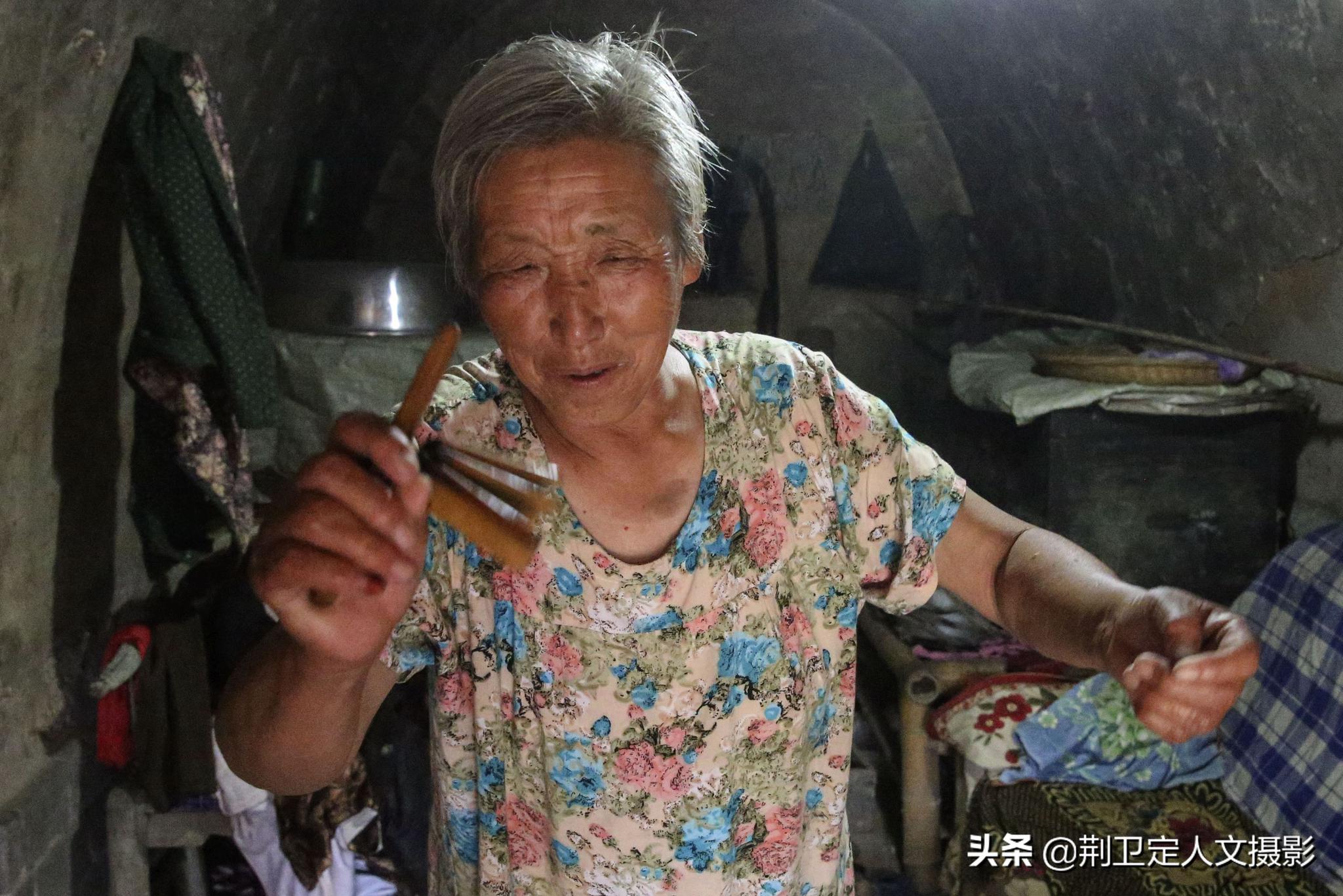 无人机在黄土大山发现1户人家,离婚老人独居20年,看活成啥样
