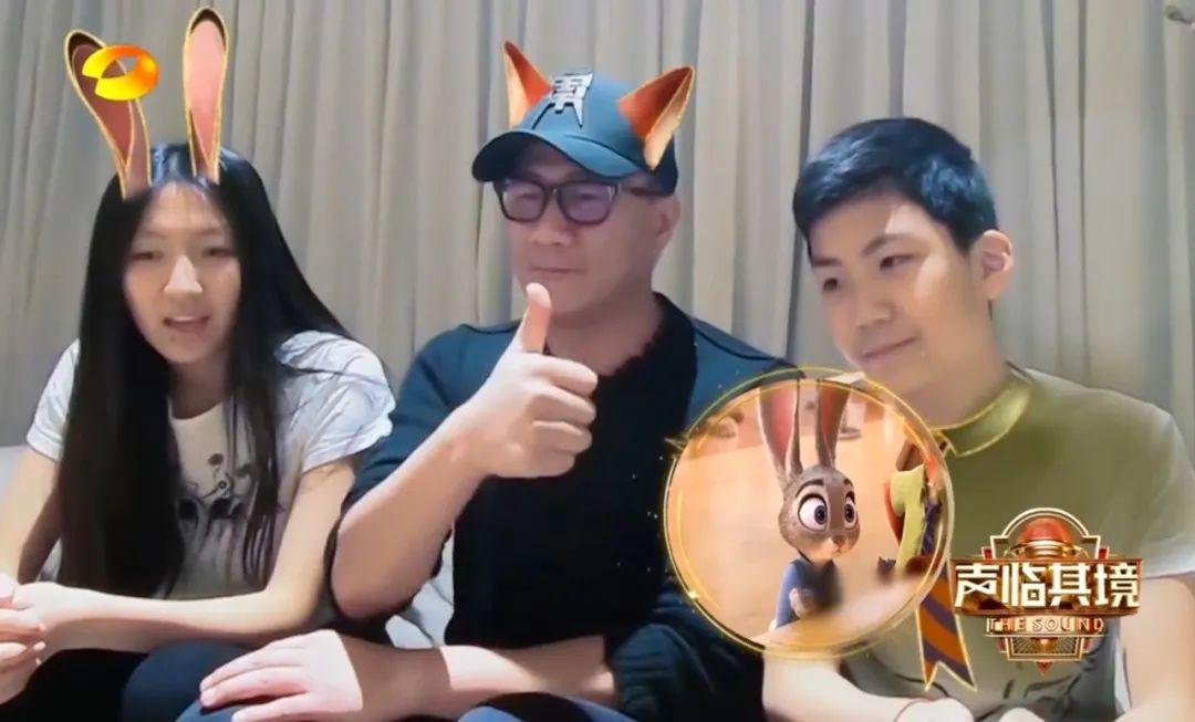 胡军女儿: 胡军带儿女合体出镜配音,康康变外向,女儿九九亮才艺准备出道? 胡军带儿女合体出镜配音,康康变外向,女儿九九亮才艺准备出道?
