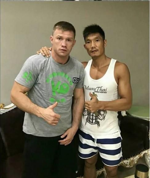 美丽死神与付高峰罕见合影,体型相差较大,队长有点危险
