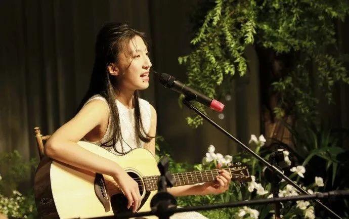 胡军女儿: 胡军带儿女合体出镜配音,康康变外向,女儿九九亮才艺准备出道? 胡军带儿女合体出镜配音,康康变外向,女儿九九亮才艺准备出道?