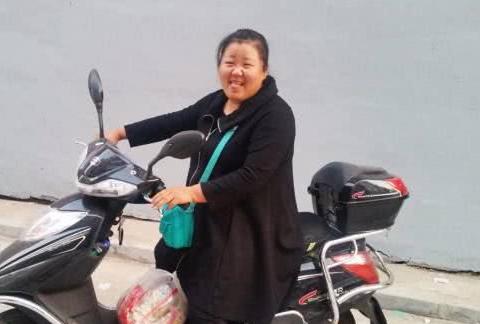 骑电动车载人罚200，车主反问：不让带人，为啥设计后座？