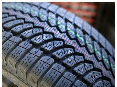 汽车换轮胎后方向盘抖动？网友：被换胎店坑了吧？