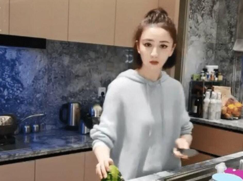 37岁佟丽娅穿白色短裤在厨房做饭，体重将近90斤，甘蔗腿抢镜