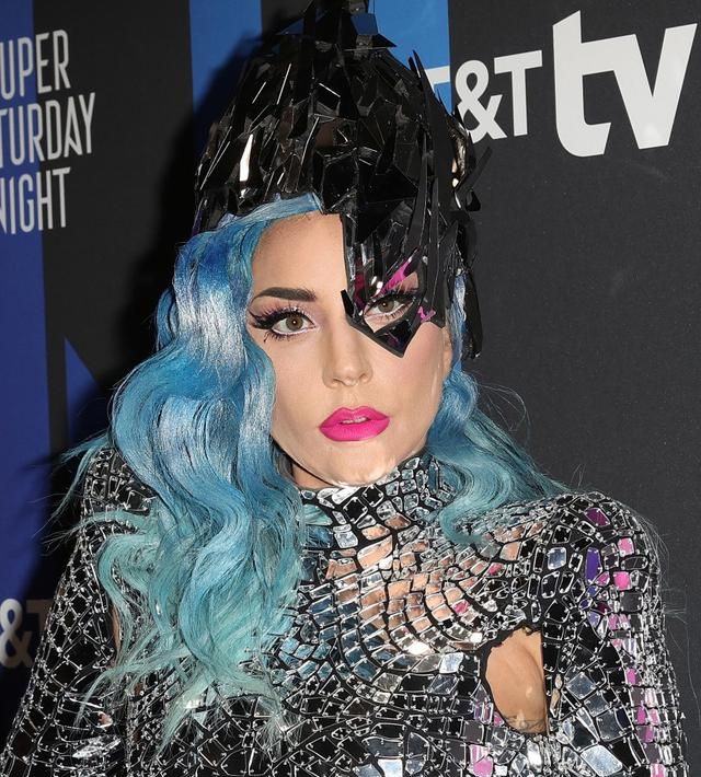 lady gaga衣服,ladygaga衣服 lady gaga无惧肌肉腿,真空穿"碎片"连体衣,蓝发粉唇美
