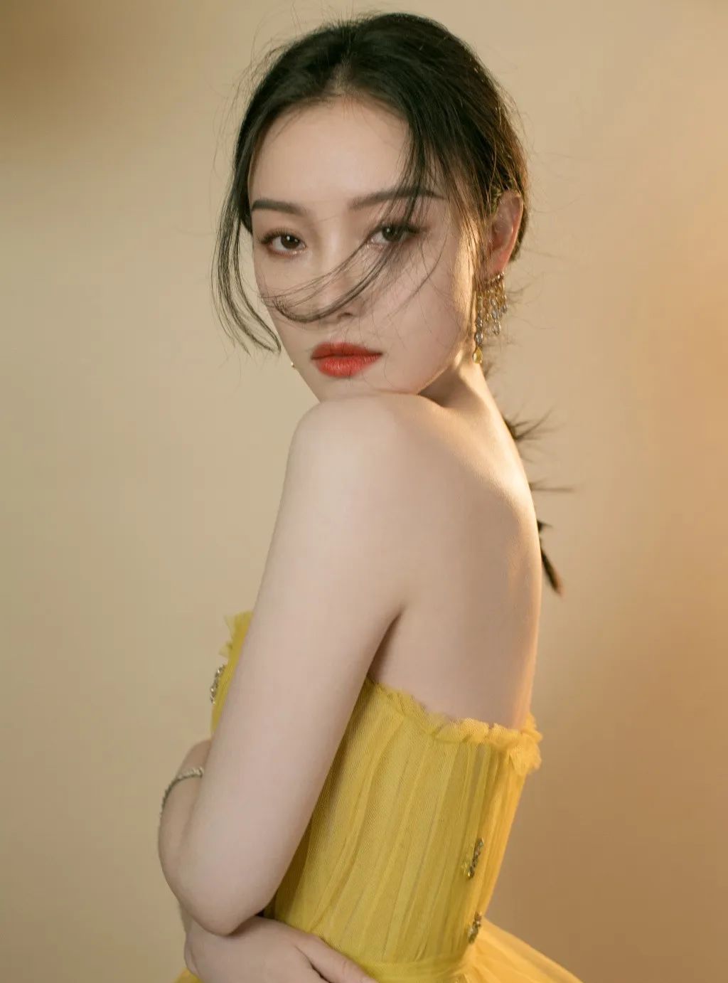 倪妮素颜做蛋糕遭群嘲,掉队的"谋女郎"还有救吗?
