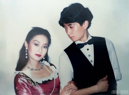 广场舞,爱马舞姿优美,文章小女儿放飞自我