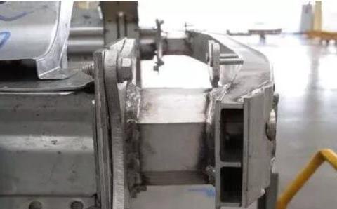 汽车防撞梁为什么不用铁轨那种钢材？