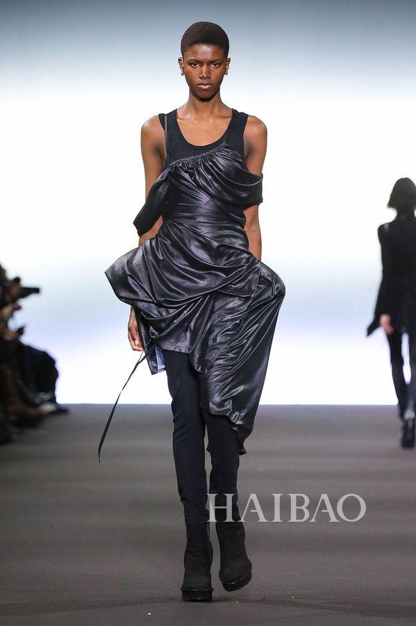 安·迪穆拉米斯特 (Ann Demeulemeester)2020秋冬巴黎时装周:追溯哥特本源