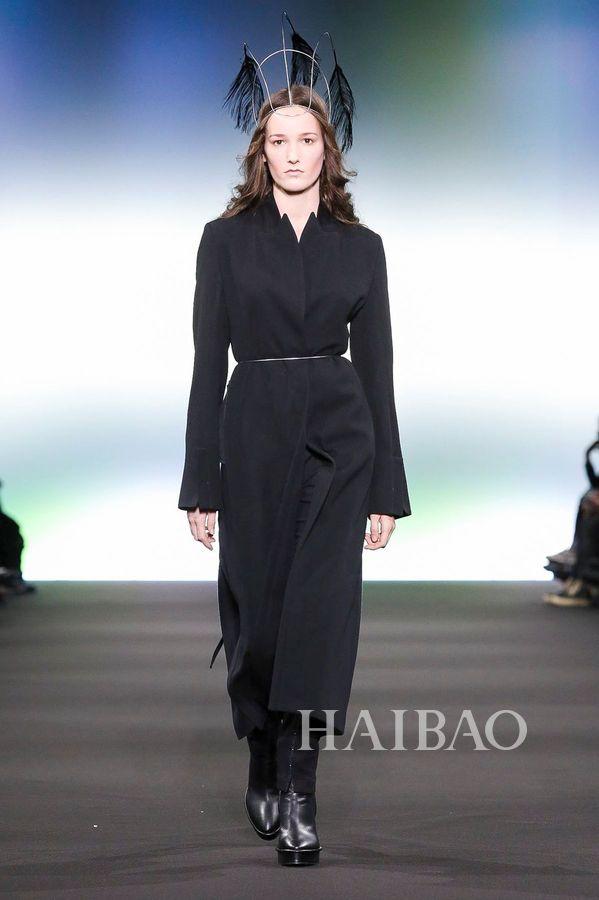 安·迪穆拉米斯特 (Ann Demeulemeester)2020秋冬巴黎时装周:追溯哥特本源