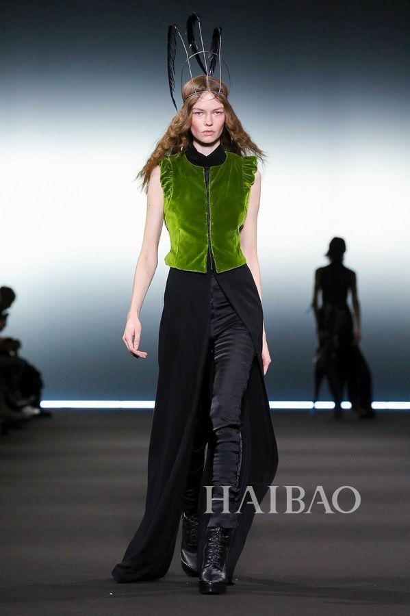 安·迪穆拉米斯特 (Ann Demeulemeester)2020秋冬巴黎时装周:追溯哥特本源
