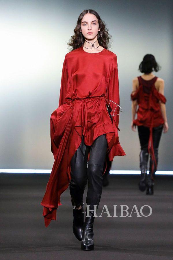安·迪穆拉米斯特 (Ann Demeulemeester)2020秋冬巴黎时装周:追溯哥特本源