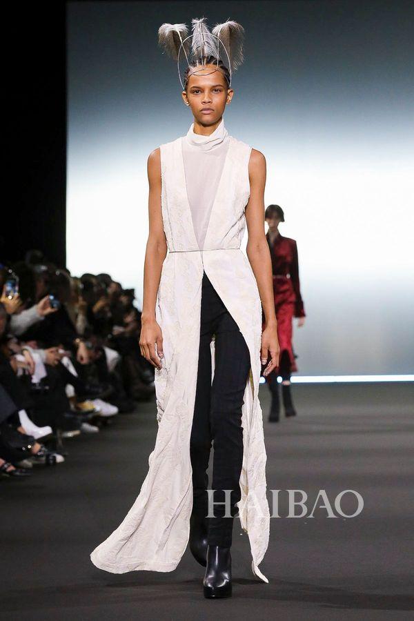 安·迪穆拉米斯特 (Ann Demeulemeester)2020秋冬巴黎时装周:追溯哥特本源
