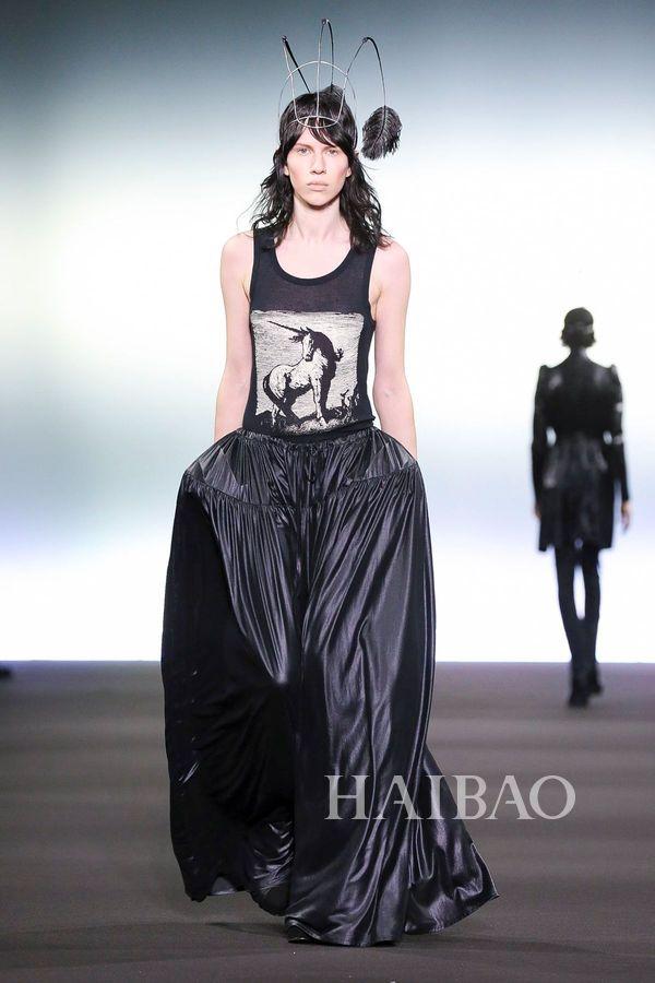 安·迪穆拉米斯特 (Ann Demeulemeester)2020秋冬巴黎时装周:追溯哥特本源