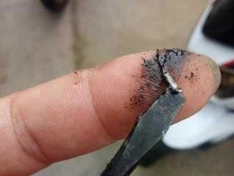 摩托车上每个小零件都很重要，自己保养的时候别像他一样